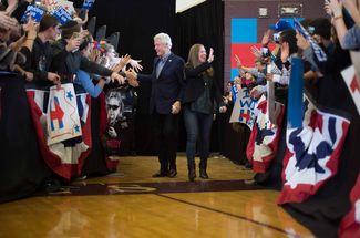 Бывший президент США Билл Клинтон с дочерью Челси представляют кандидата в президенты Хиллари Клинтон в Айове. 31 января 2016 года