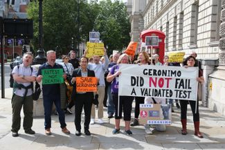 Участники акции против усыпления Джеронимо в Лондоне, 9 августа 2021 года