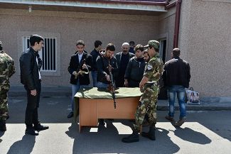 Запись добровольцев в Степанакерте, 4 апреля 2016 года