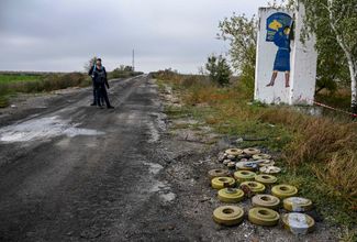 Украинские саперы около обезвреженных противотанковых мин