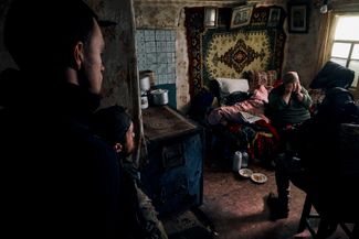 Украинские волонтеры, с риском для жизни <a href="https://www.instagram.com/p/Cj2IwB1IO4O/" rel="noopener noreferrer" target="_blank">прибывшие</a> в Заречное, уговаривают пожилую женщину эвакуироваться из села