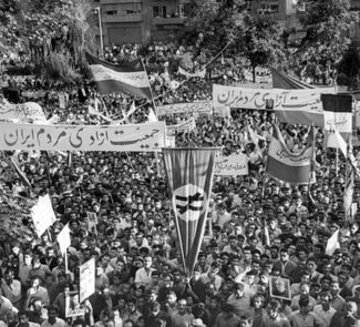 Толпа сторонников Мосаддыка в центре Тегерана после объявления о подавлении путча. 16 августа 1953 года