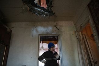 Жительница Донецка в своей квартире, поврежденной во время украинского обстрела Донецка 28 ноября. По <a href="https://t.me/kulemzin_donetsk/24470" rel="noopener noreferrer" target="_blank">данным</a> назначенного российскими властями мэра города Алексея Кулемзина, пострадали четыре человека