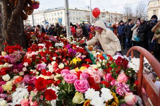 Стихийный мемориал около торгового центра «Зимняя вишня» в Кемерово