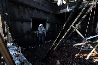 Палестинский житель осматривает свой дом после того, как он был разрушен — предположительно, еврейскими экстремистами. Поселок Дума, 30 июля 2015-го