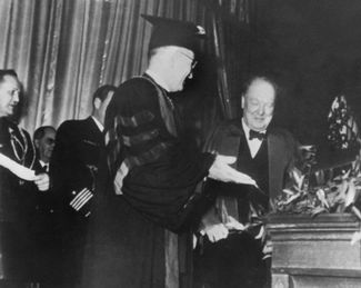 Президент США Гарри Трумэн представляет Уинстона Черчилля. Вестминстер-колледж, Фултон, 5 марта 1946 года. Черчилль готовится произнести свою знаменитую речь о «железном занавесе»