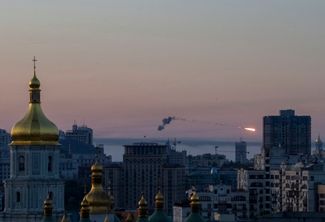 Система ПВО сбивает российскую ракету в небе над Киевом