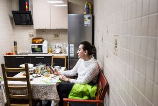 Ксения Соколова на кухне офиса «Справедливой помощи»