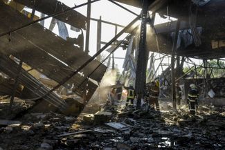 Разбор завалов торгового центра «Амстор», уничтоженного российской ракетой