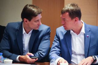 Dmitry Gudkov and LDPR candidate Mikhail Degtyarev at the meeting with Moscow municipal deputies