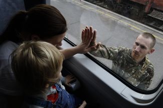 Украинский солдат прощается с семьей на вокзале в Краматорске. 3 ноября 2023 года 