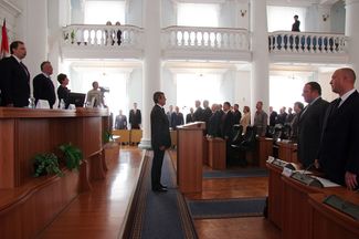 Губернатор Севастополя Сергей Меняйло (в центре) после избрания
