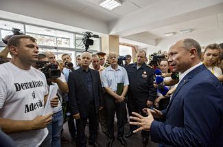Андрей Нэстасе (слева) во время переговоров с премьер-министром Молдавии Валерием Стрельцом. Кишинев, 6 сентября 2015 года