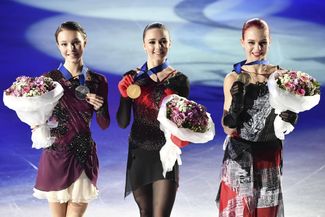 Фигуристки Камила Валиева, Анна Щербакова и Александра Трусова, занявшие с первого по третье места соответственно в одиночном катании на Чемпионате Европы. Таллин, 15 января 2022 года