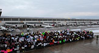 Сотни человек протестуют в аэропорту Детройта