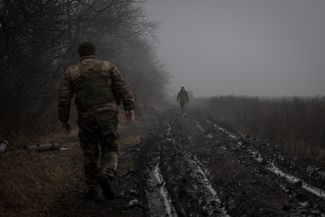 Украинские военные на боевых позициях в окрестностях Бахмута