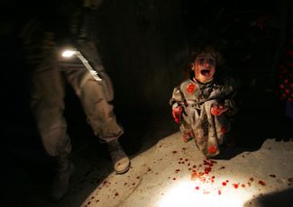 18 января 2005 года. Тал Афар, Ирак. Пятилетняя Самар Хассан — после того, как ее родителей убили военные. Они случайно приблизились на машине к американскому патрулю и не выполнили приказ остановиться. 11-летний брат Самары был тяжело ранен, у него парализовало нижнюю часть тела. Мальчика лечили в США. Автор этого снимка — американский фотограф Крис Хондрос — погиб в 2011 году в Ливии во время еще одной кампании, где участвовали американские военные. Этот кадр занял второе место в категории «Срочные новости» на конкурсе World Press Photo (2006).