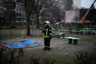 Сотрудник спасательной службы во дворе детского сада, рядом с которым произошла авария