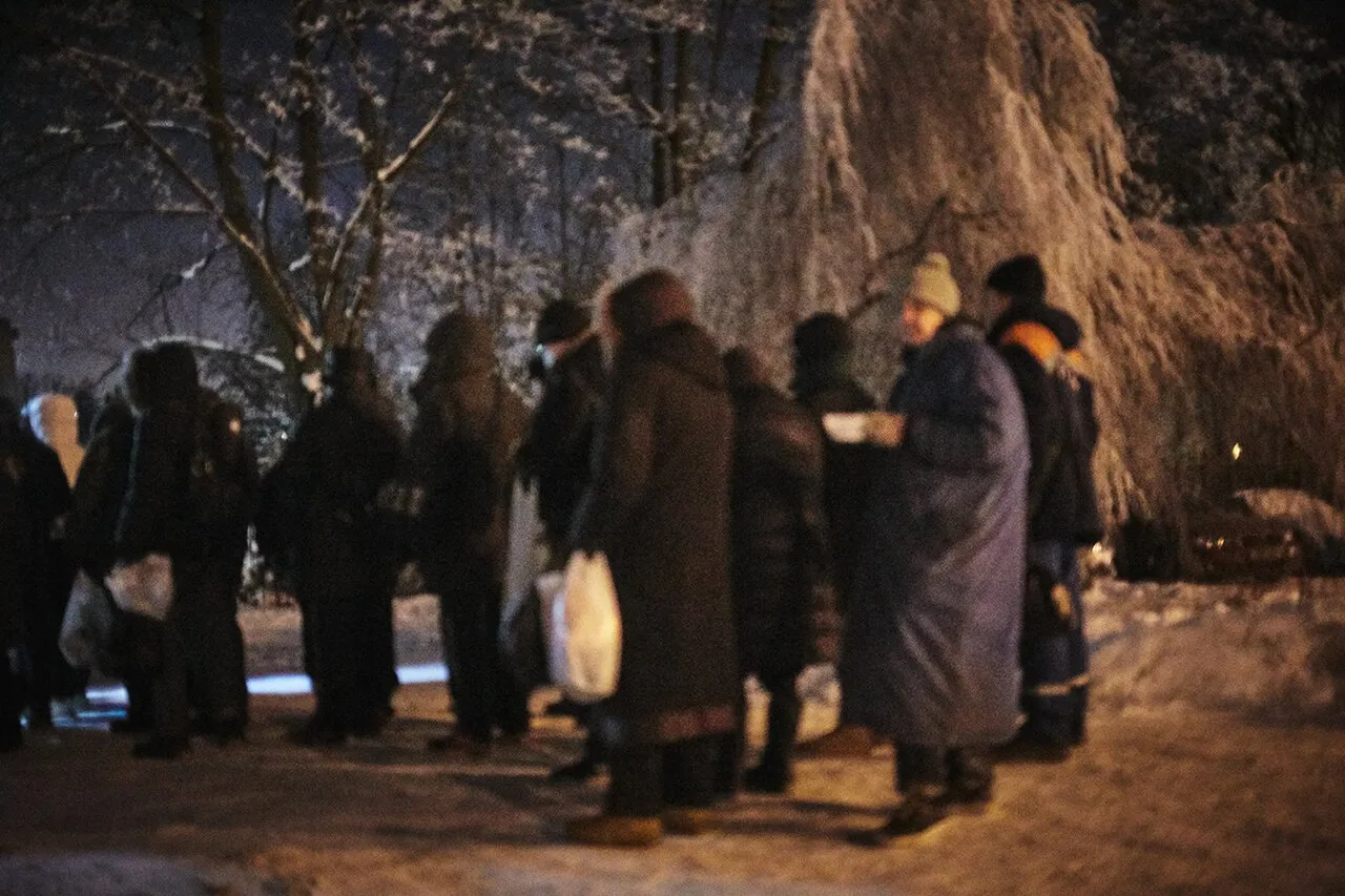 Я на вас, устроившихся в этой жизни, смотрю, как на рыбок в аквариуме  Спецкор «Медузы» Ирина Кравцова провела несколько дней с бездомными людьми,  стараясь понять, почему они не могут перестать быть бездомными —