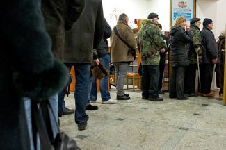 Очередь на одном из избирательных участков в Риге, 18 февраля 2012 года