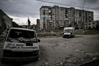 Разбитые машины в Лисичанске