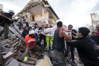 Женщина, спасенная из-под завалов