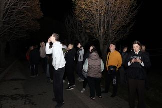Жители Днепра возле поврежденного общежития
