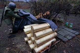 Военнослужащий на позиции накрывает артиллерийские снаряды для пушки «Гиацинт-Б»