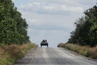 Украинские военные выезжают из Бахмута