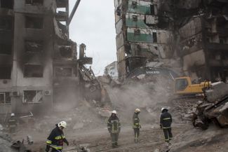 Спасатели у разрушенных зданий в Бородянке. Из-под завалов все еще продолжают доставать людей. Точное количество погибших неизвестно.