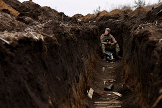 Украинский десантник 80-й бригады во время артиллерийского обстрела передовой под Бахмутом
