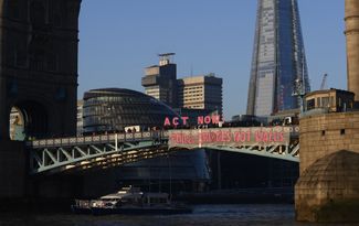 Лондон. Надпись на баннере: «Стройте мосты, а не стены»