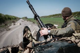 Украинский солдат в БТР недалеко от Славянска. Город остается под контролем Украины