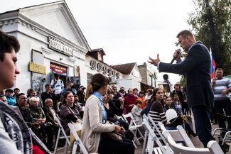 Навальный агитирует за список Парнаса в городе Шарья Костромской области. 4 сентября 2015 года