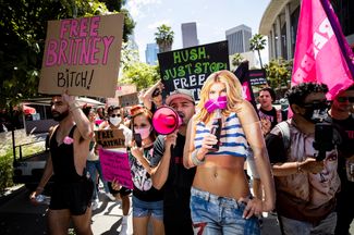 Фанаты Бритни Спирс у суда в Лос-Анджелесе требуют освободить певицу. 23 июня 2021 года