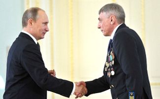 Президент России Владимир Путин и шахтер Владимир Мельник