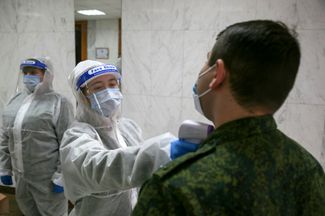 Обследование перед вакцинацией российской вакциной военнослужащего «Народной милиции ЛНР»