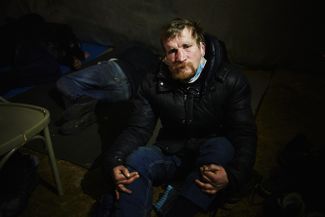 Сергей в палатке «Ночлежки», где бездомных кормят завтраком и ужином