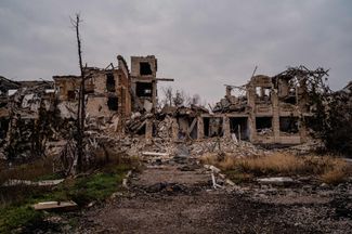 Разрушенная школа в Александровке