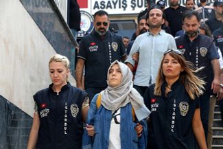 Полиция ведет арестованных турецких журналистов в здание суда. Стамбул, 29 июля 2016 года