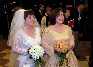 Анне-Мари Тус и Хелен Фаасен на своей свадьбе. 1 апреля 2001 года