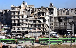 Автобусы, эвакуирующие повстанцев из занятого сирийскими войсками Алеппо. 15 декабря 2016 года