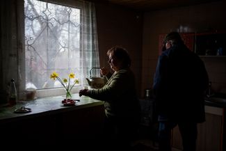 Жители села Микуличи в Бучанском районе Киевской области готовят чай. Электричества, воды и газа в их доме нет уже больше 40 дней