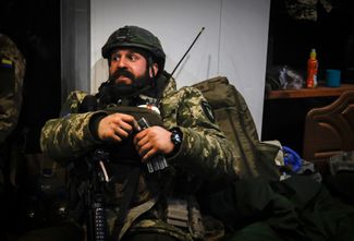 Украинский военный в перерыве между боями в Соледаре