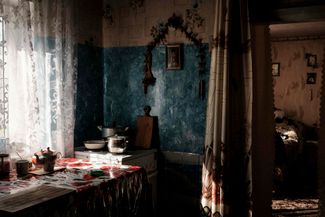 Кухня в доме Светланы Борисенко в Щурово, где во время оккупации квартировались российские солдаты. Хозяйку они заставляли готовить для себя