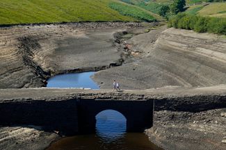 Байтингское водохранилище у деревни Риппонден. Уровень воды в водохранилище опустился до минимума с 1995 года. 12 августа 2022 года