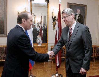 Президент Латвии (в 2007–2011 годах) Валдис Затлерс приветствует посла России Александра Вешнякова