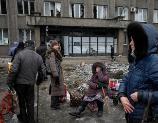 Местные жители ждут автобуса, чтобы покинуть Дебальцево