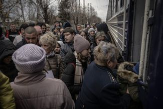 Жители Покровска садятся в эвакуационный поезд. Город расположен примерно в 35 километрах от линии фронта в Донецкой области