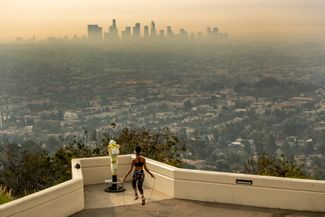 Смог от лесных пожаров над Лос-Анджелесом. 17 сентября 2020 года